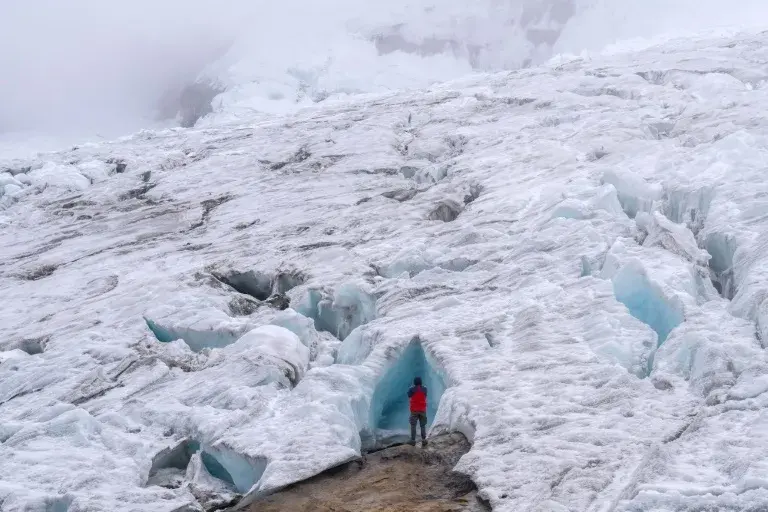 Ein Tourist erkundet am 19. April 2024 den Gletscher Ritacuba Blanco im Nationalpark Nevado El Cocuy im Departement Boyacá in Kolumbien (Luis ACOSTA) (Luis ACOSTA/AFP/AFP)