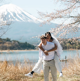 Couple’s engagement session at Lake Kawaguchiko and Shimoyoshida Honcho Street with Mount Fuji in the background