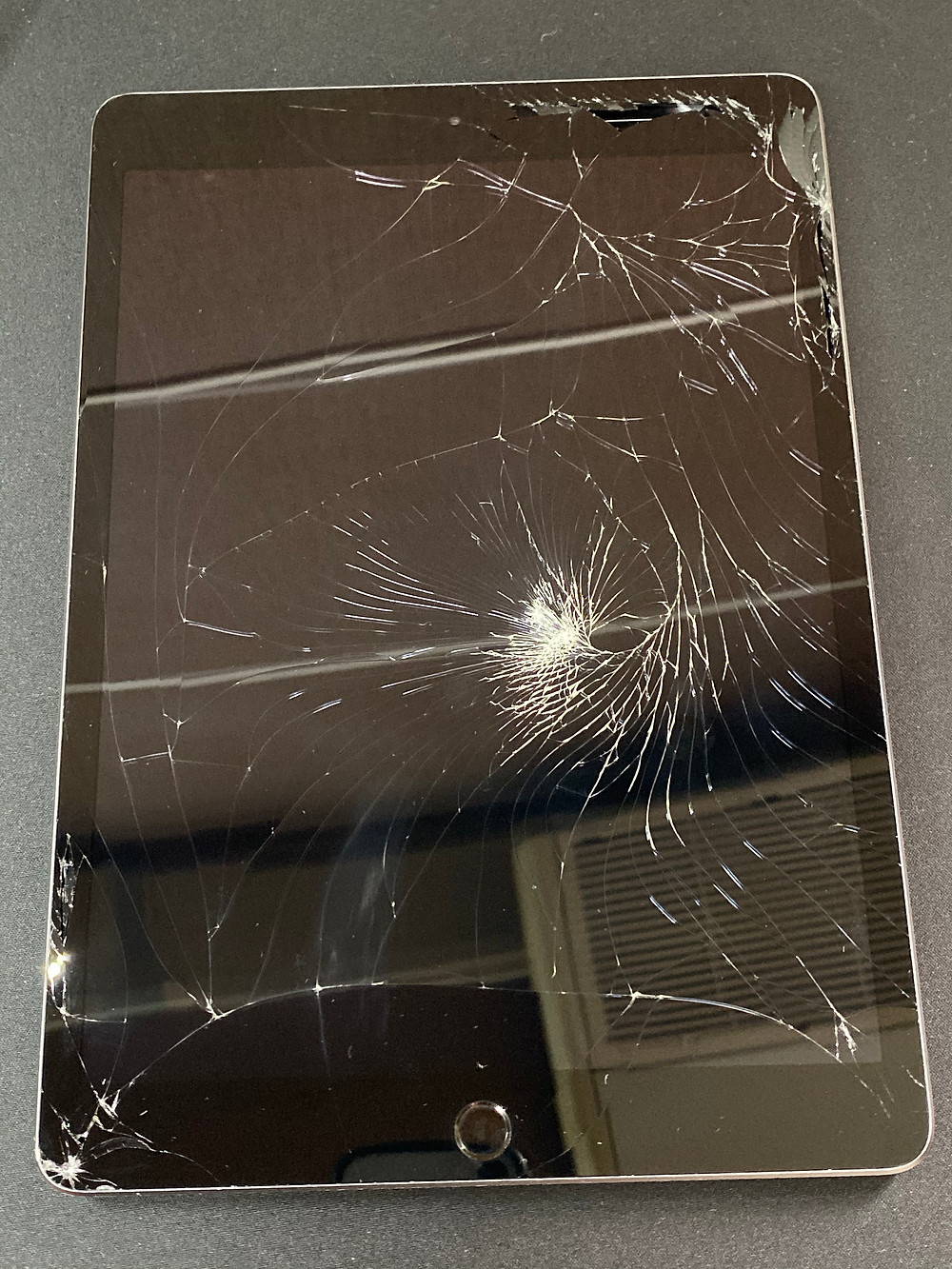 iPadのガラス割れは放置すると危険!《iPhone修理 パソコン修理 高岡》
