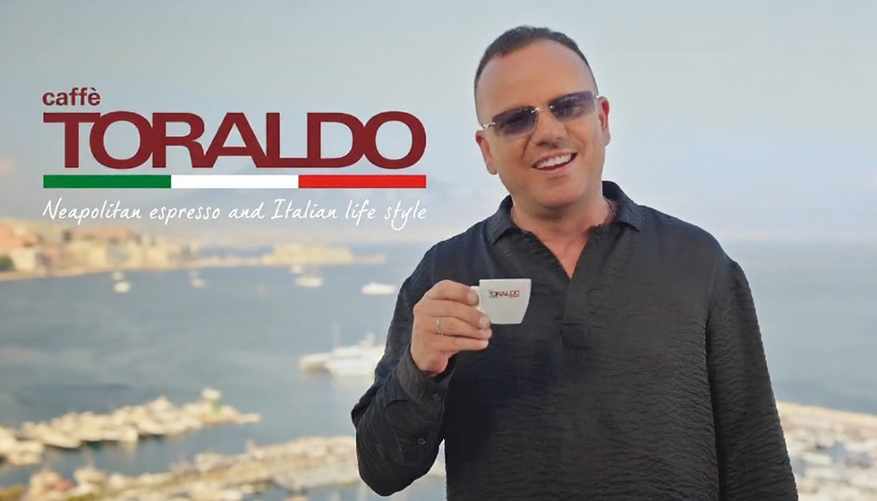 Gigi D'Alessio con tazzina di Caffè Toraldo a Napoli