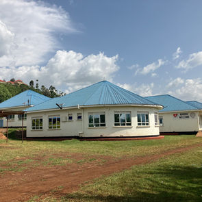 Picha ya Hospitali ya Love4Bukwo kando ya barabara ya kuingilia.