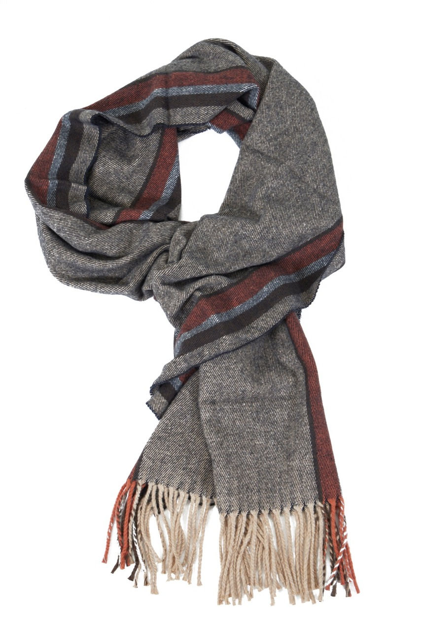 Cachecol de lã cinza com listras marrons e azuis sobre fundo branco.