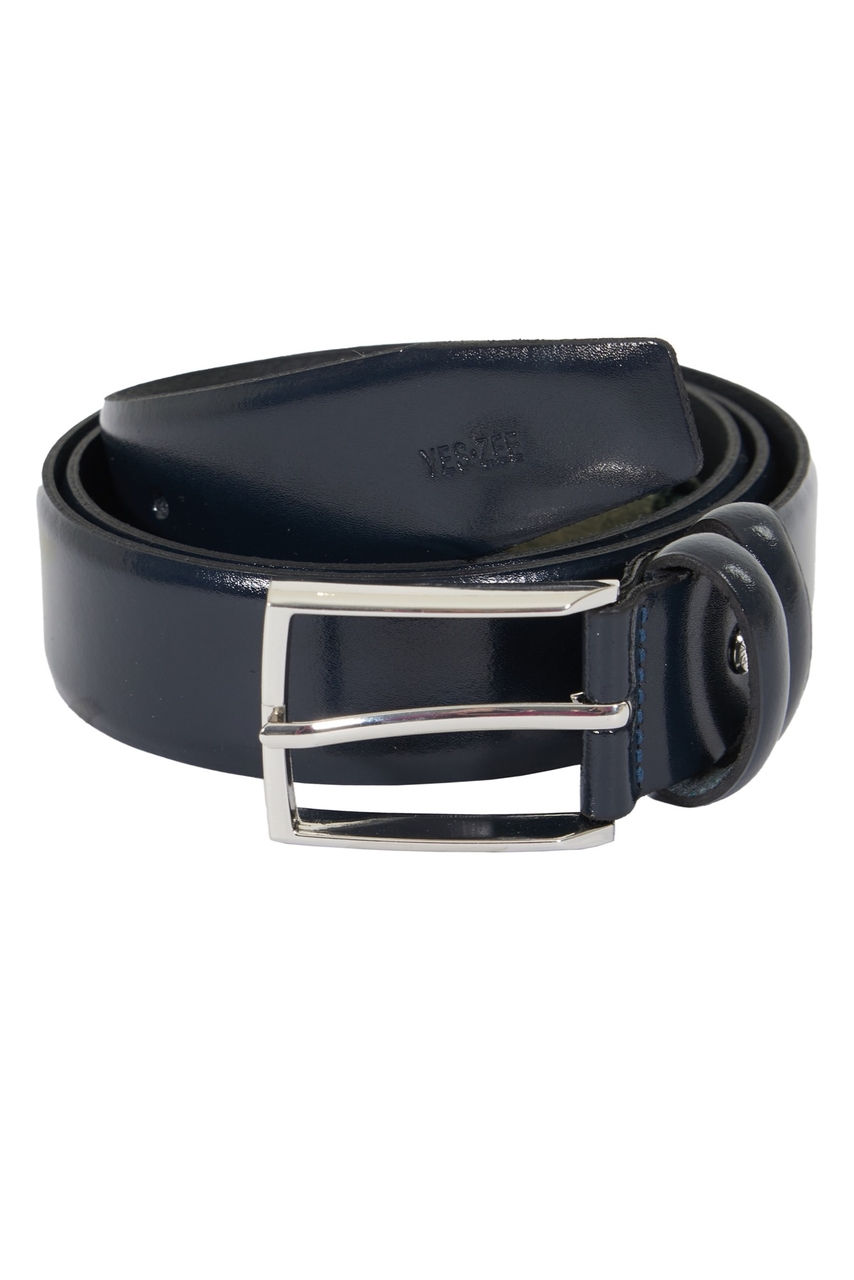 Cinto Homem azul escuro com fivela prateada. Yes Zee Penafiel.