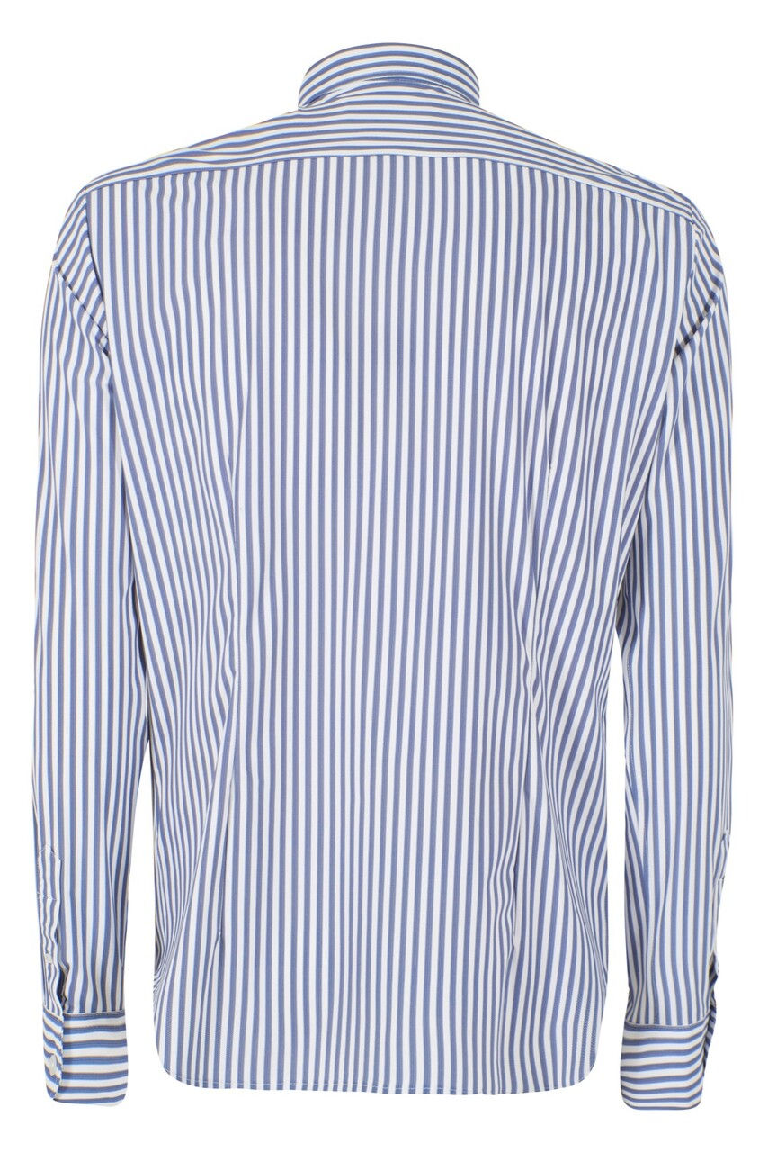 Camisa listrada azul e branca, com mangas compridas e Cinto Homem.