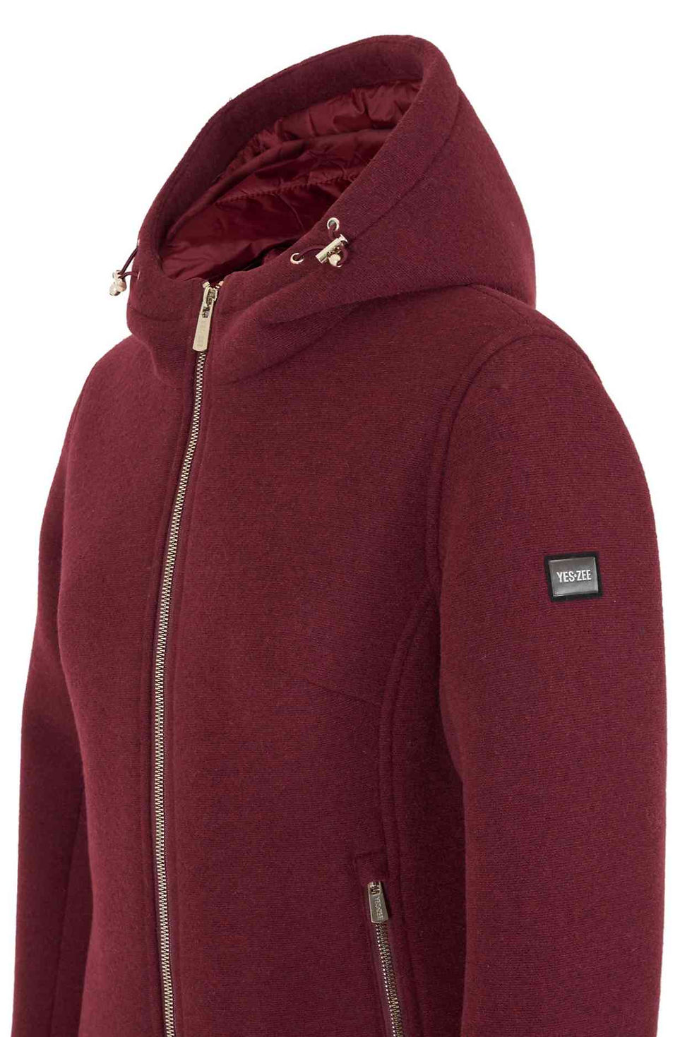 Casaco vermelho com capuz e zíper, Blusão, detalhe da marca no braço.