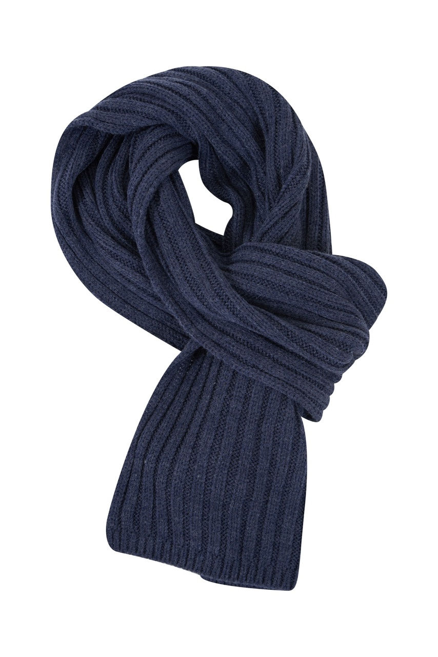 Azul escuro cachecol em malha, isolado no fundo branco, textura visível.