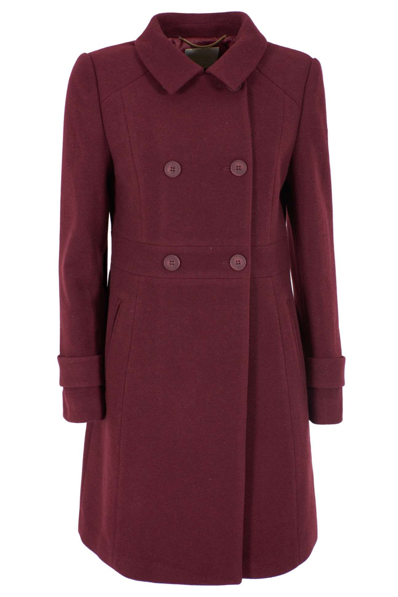 Casaco comprido vinho com botões, detalhe nos punhos e gola, em fundo branco.