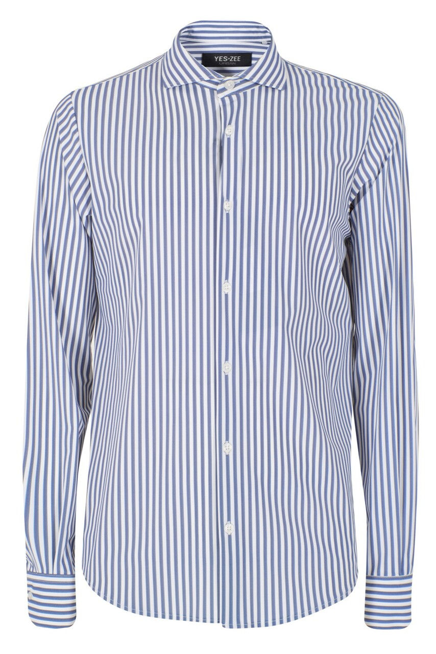 Camisa de homem com riscas azuis e brancas, Cinto Homem, para usar casualmente.