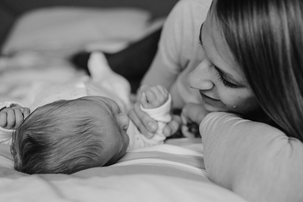 holding the baby hand Newborn Photography Frankfurt - Kristina Klinger Fotografie