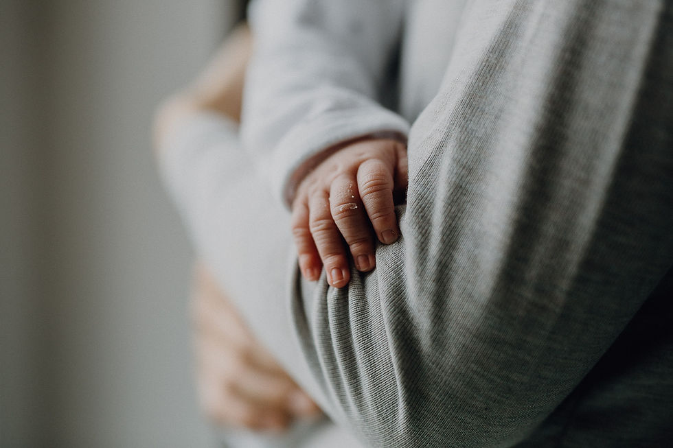 baby finger holds mummy Newborn Photography Frankfurt - Kristina Klinger Fotografie