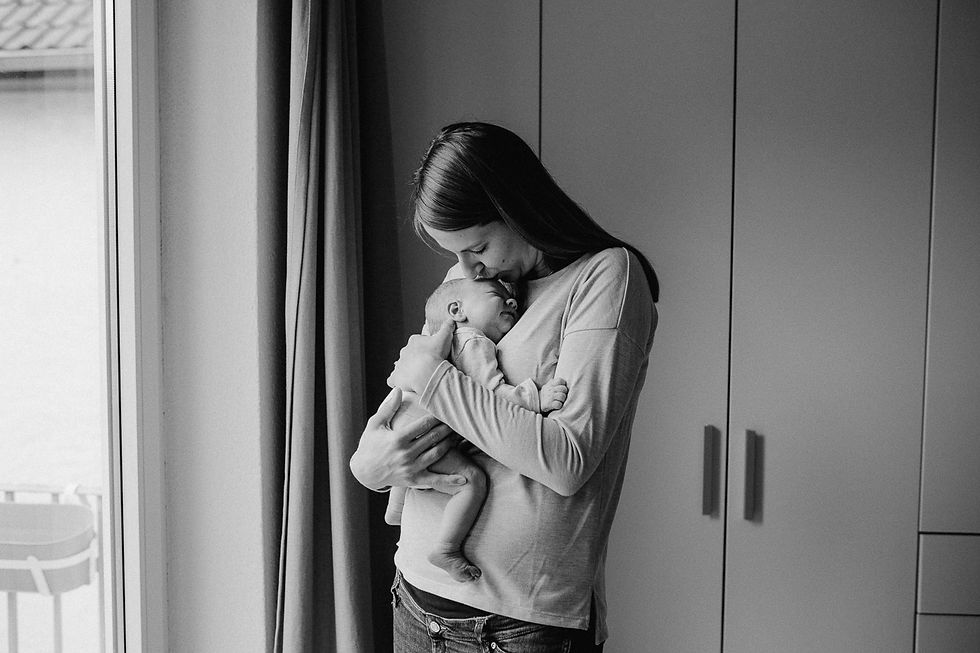 mum holds the baby Newborn Photography Frankfurt - Kristina Klinger Fotografie