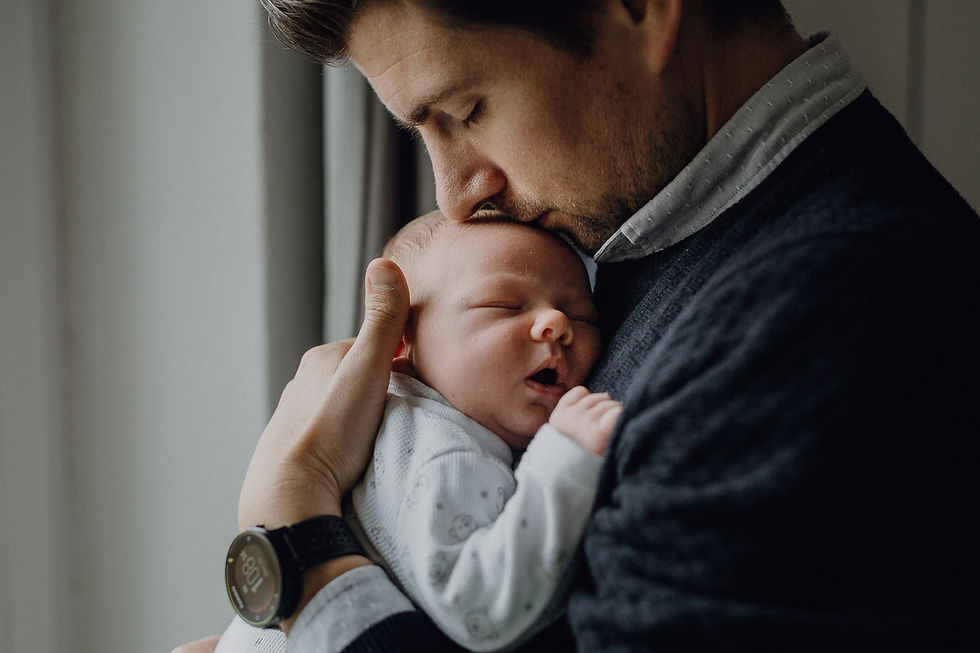 dad holds the baby in Frankfurt Newborn Photography Frankfurt - Kristina Klinger Fotografie
