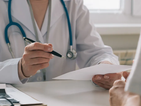 Maioria dos médicos já questionou tratamento receitado por colegas, diz pesquisa