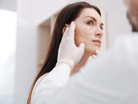 Saiba o que é fio de silhouette, procedimento estético que “eleva” o rosto