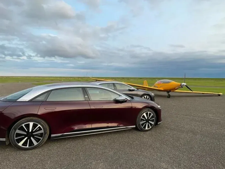 Carro mais rápido que avião? Veja corrida que aconteceu na Alemanha