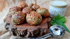 Kleine wilde Proteinkugeln: Eiskugelbrötchen mit Skyr und Wildkräutern