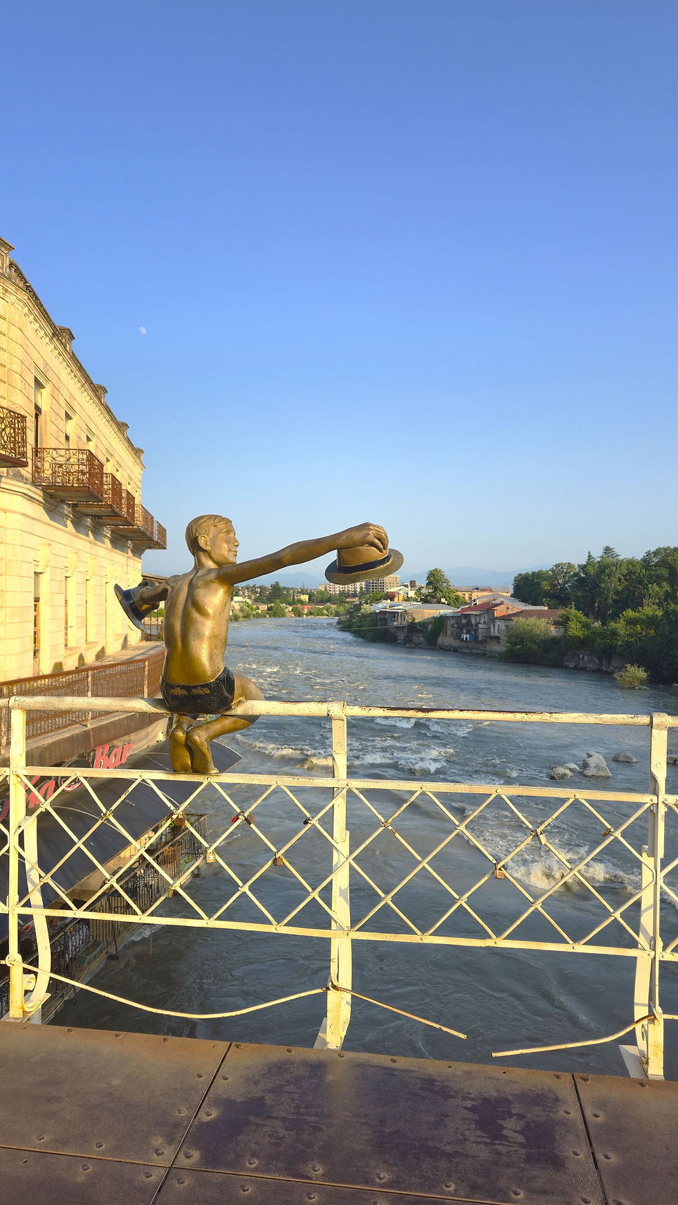 White Bridge, Beyaz köprü, Kutaisi merkezdeki Rioni Nehri