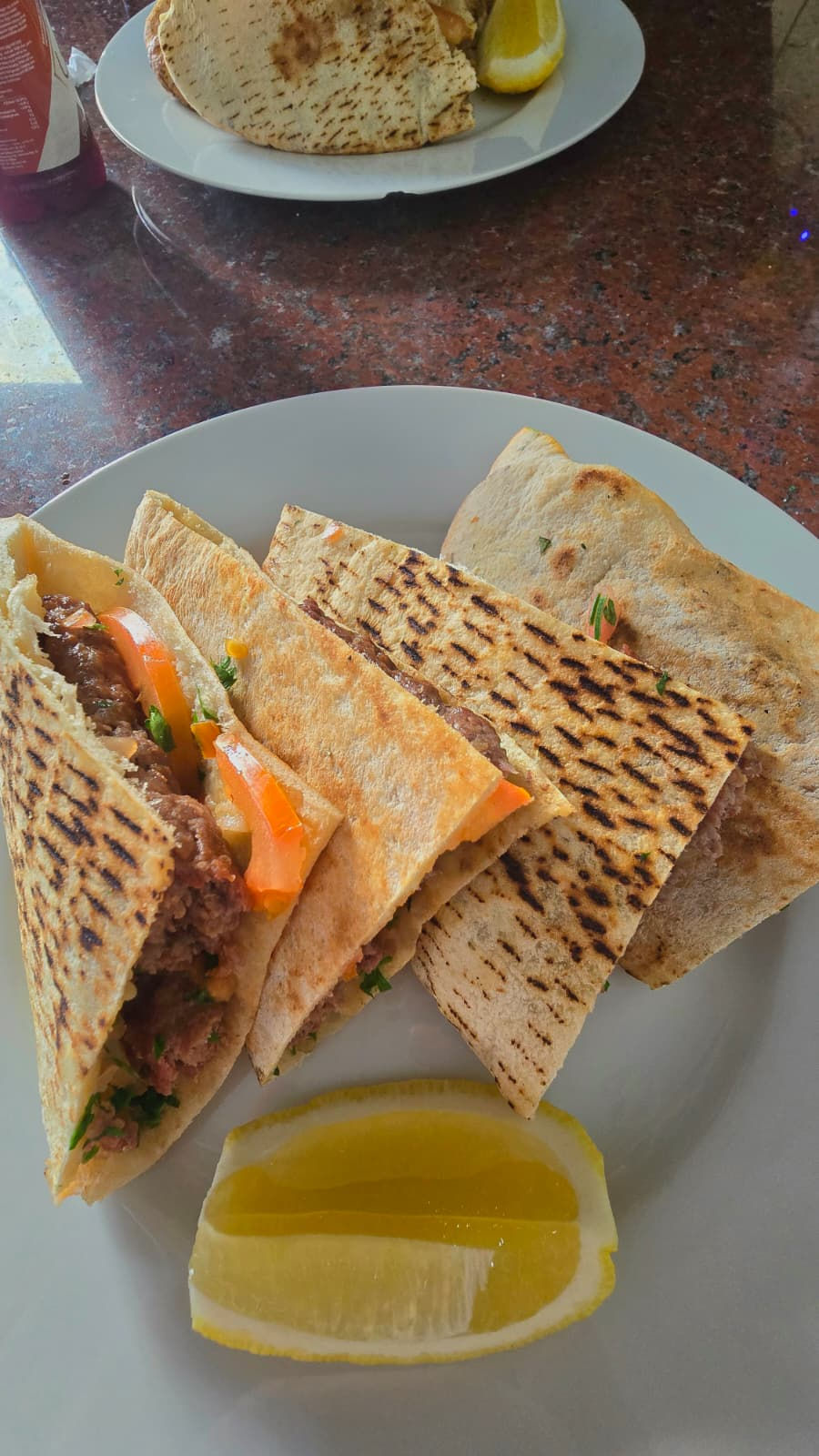 Lefkoşa'da, Büyük Han yakınlarındaki Sabır Lokantası, herkese özel olarak tek tek hazırlanışına sabrederseniz size enfes bir lezzet vaat ediyor. Köfteden çok kebaba benzeyen bu lezzet yanında şalgamla da ayranla da inanılmaz lezzetli oluyor.