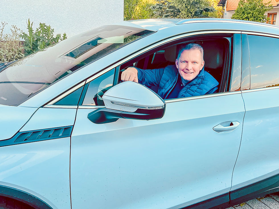IM PRAXISTEST electricar-Chefredakteur Armin Grasmuck am Steuer des Skoda Elroq 85. Bild: CDA Verlag GmbH