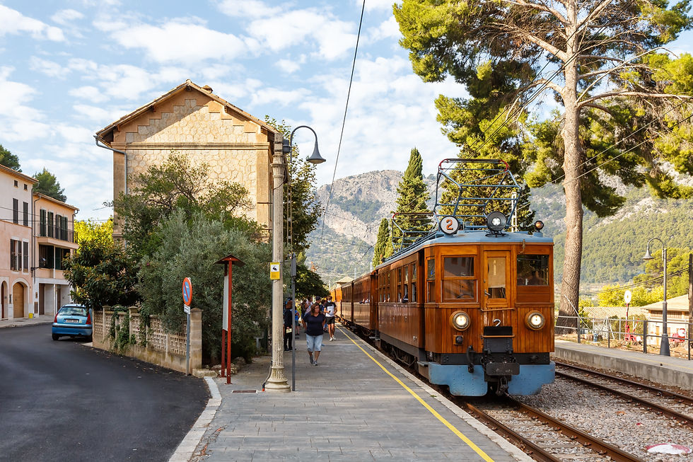 Antiker Zug Tren de Soller - ein öffentliches Verkehrsmittel am Bahnhof Bunyola auf Mallorca in Bild: Shutterstock (2086176697)