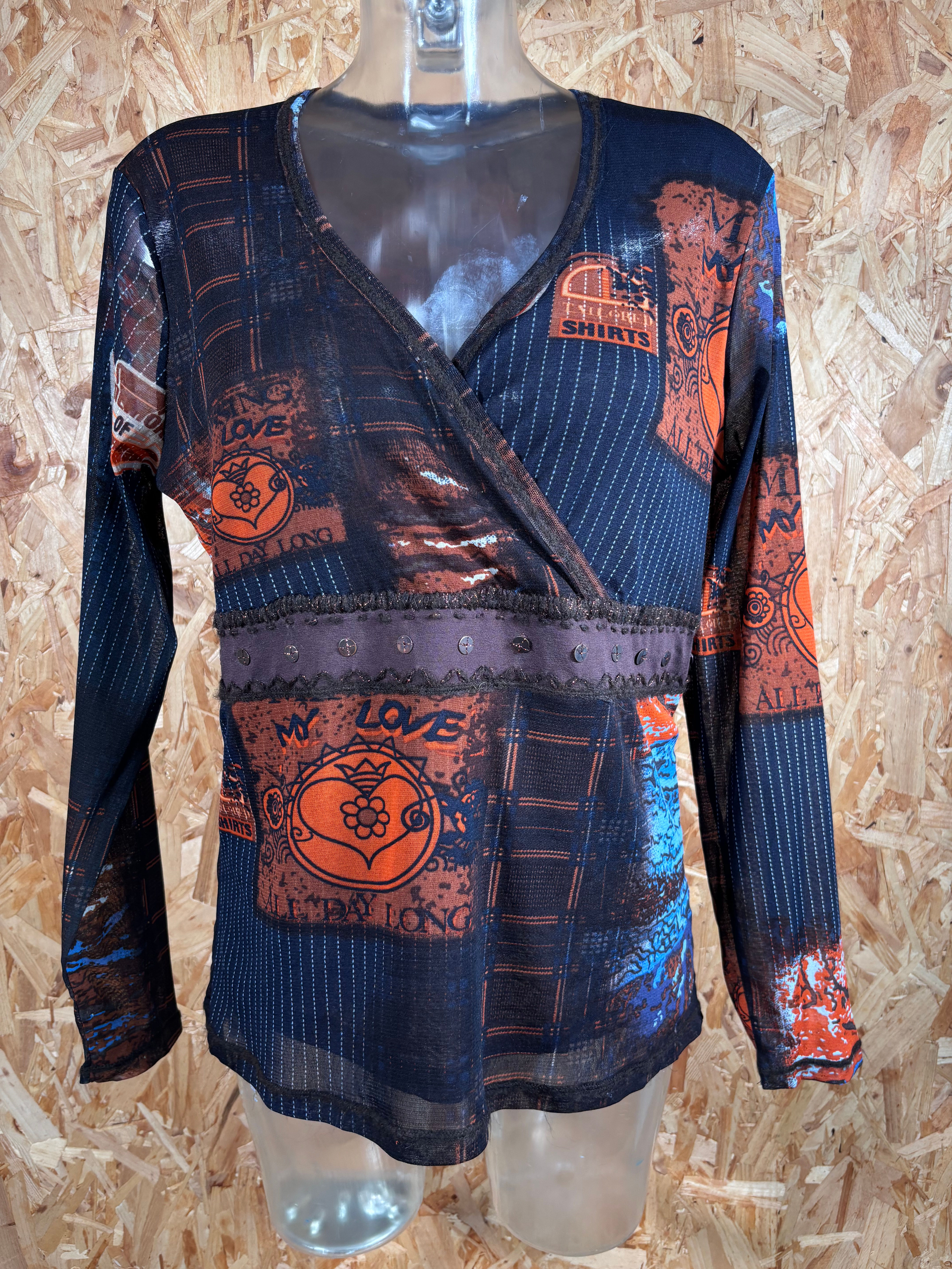 90’s a A symmetrical long sleeve top