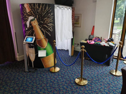 photo booth | photo booth hire | classic photo booth | enclosed photo booth