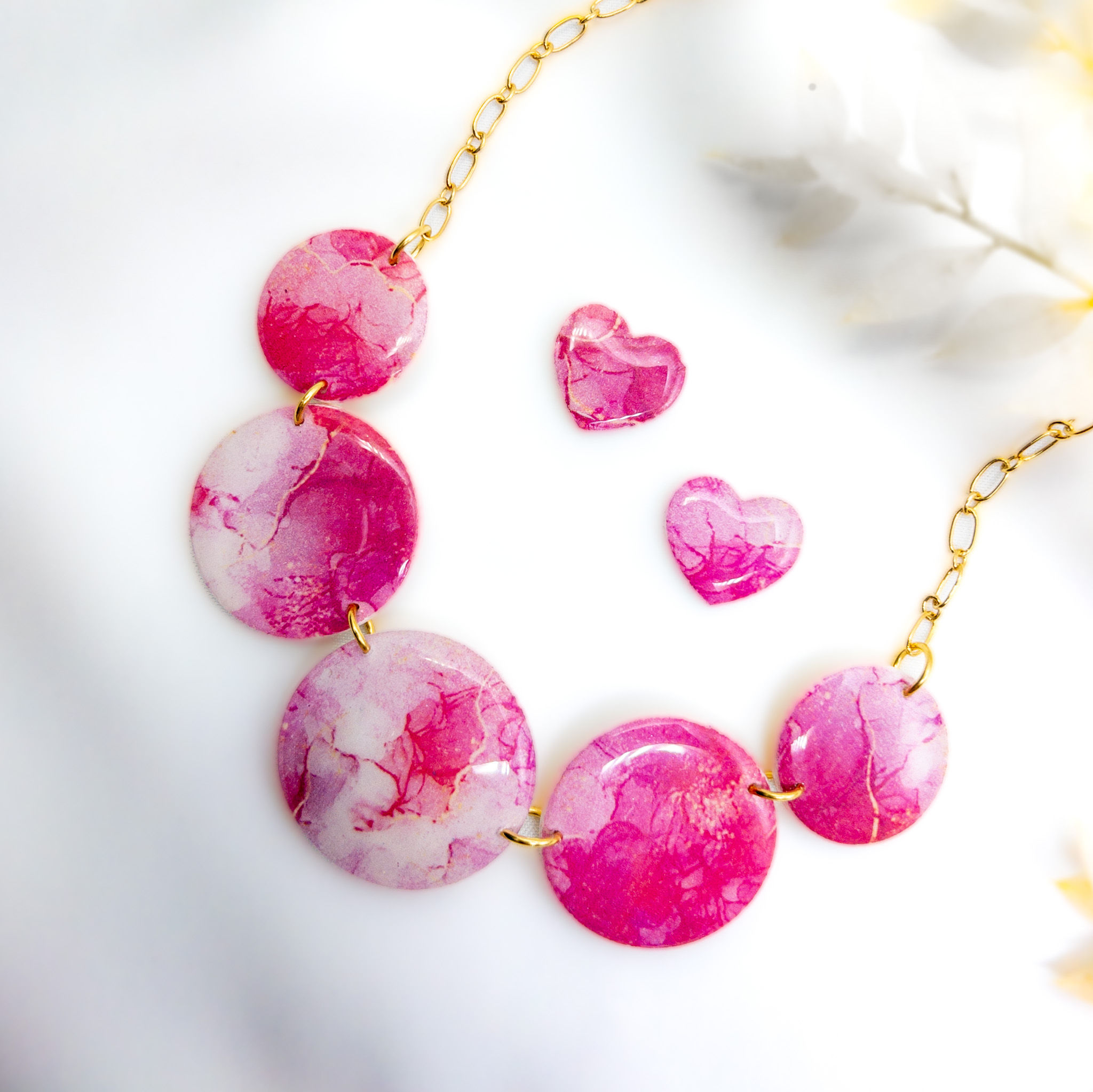 Parure collier et boucles d'oreilles en argile polymère marbré rose par FloBijou
