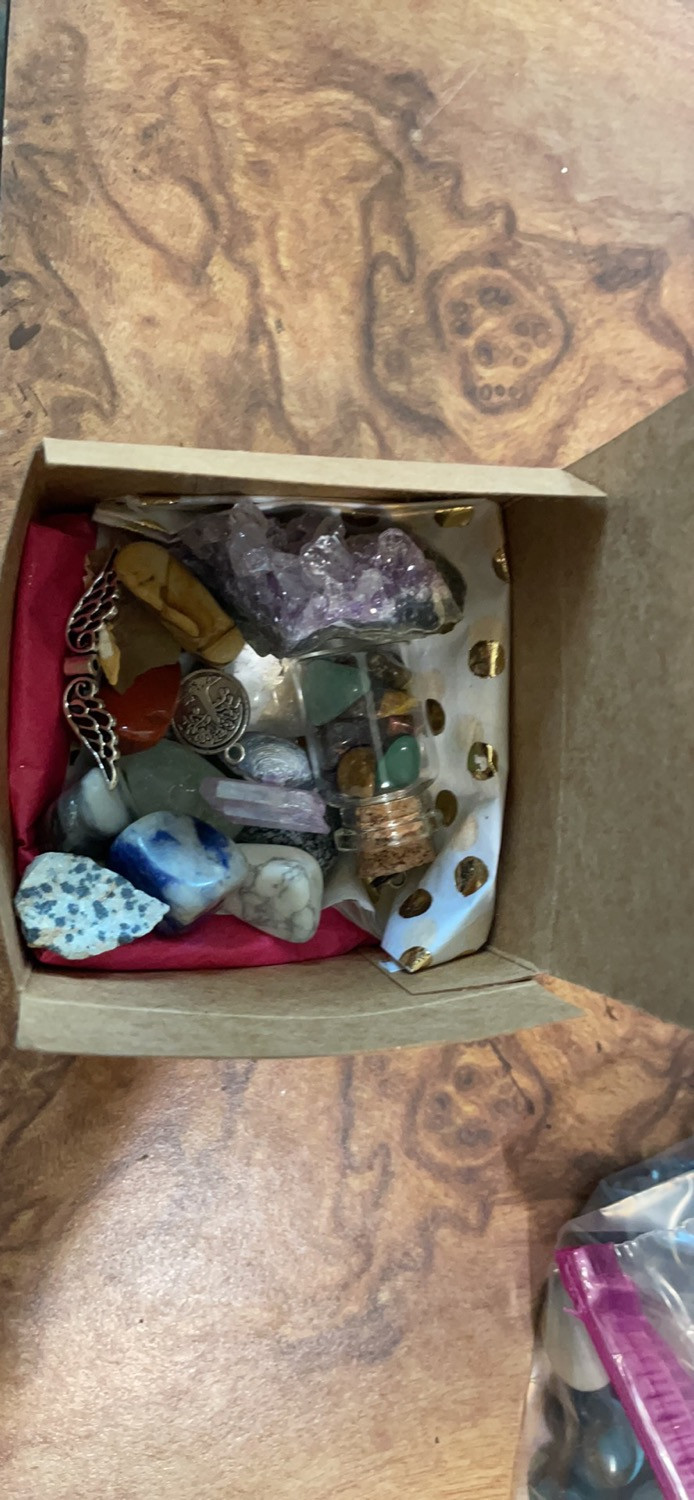 Thumbnail: Surprise crystal confetti box intuitively chosen (m.Minerva)& spirit animal card
