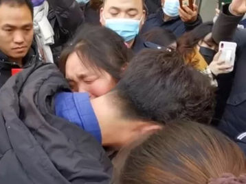 Homem reencontra mãe após desenhar de memória mapa de vila onde morava