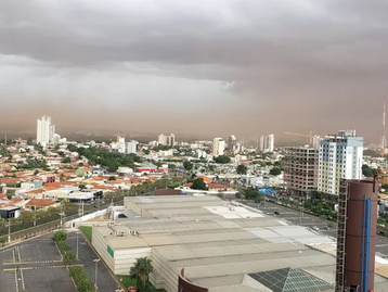 Tempestade de poeira e chuva forte atingem interior de MT