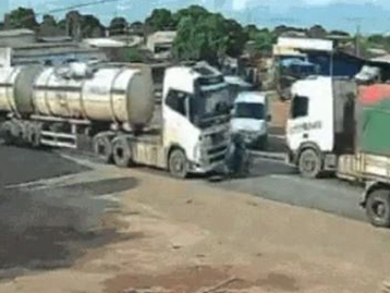 Carreta atropela mãe e bebê em moto em MT; elas escapam da morte; veja vídeo
