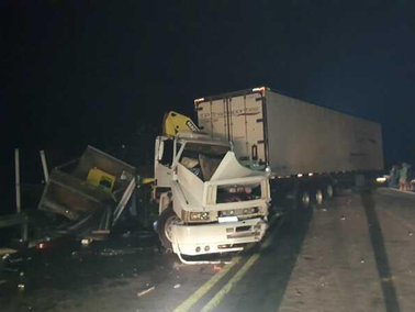 Motorista fica preso às ferragens após acidente entre carretas em MT