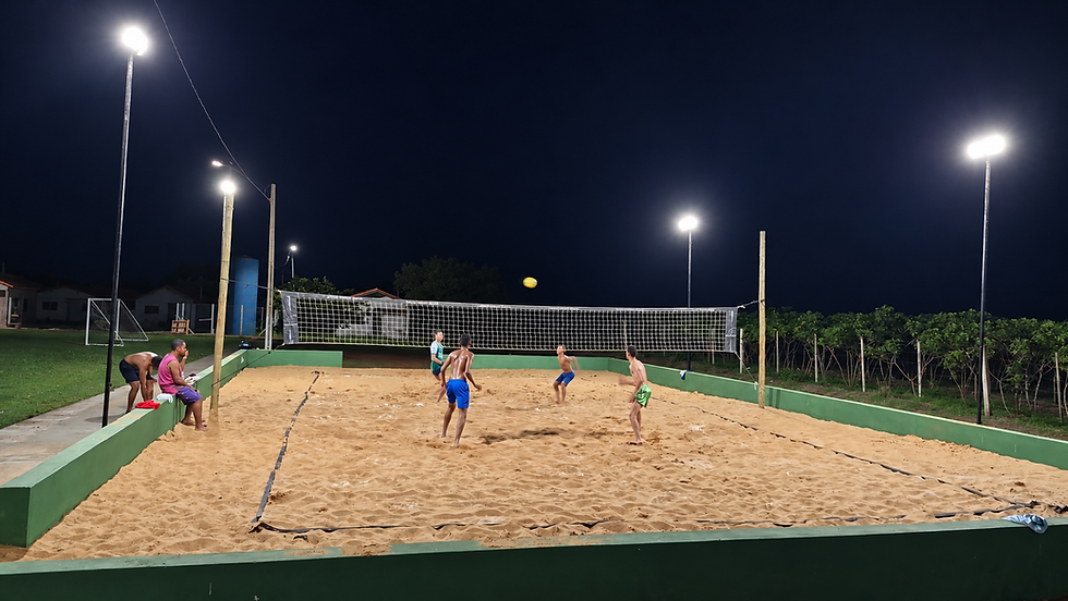 Prefeitura de Juscimeira instala iluminação na quadra de areia de Santa Elvira e amplia opções de lazer