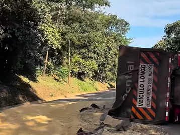 Motorista embriagado é preso após tombar carreta na BR-364 em Juscimeira (MT)