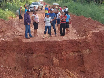 Chuva forte destrói ponte sobre o Córrego Buriti na região do Garimpo das Pombas em São Pedro da Cipa