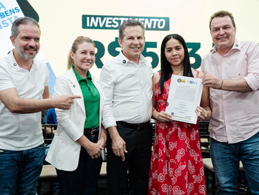 Com apoio da ALMT, Max Russi participa da entrega de 287 títulos de propriedade em Várzea Grande