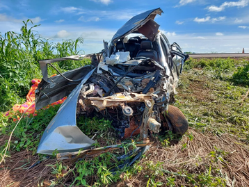 Carro bate de frente com ônibus e uma pessoa morre e duas ficam feridas em MT