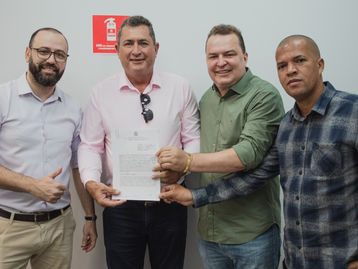 Max Russi e prefeito Eduardo selam convênio para asfalto em São Pedro da Cipa