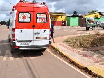 Motociclista fica ferido após invadir preferencial e bater em carro