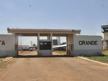 Preso é assassinado em cela de presídio e 7 são interrogados