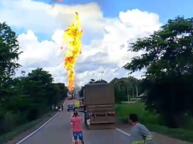 Carreta com etanol pega fogo após batida na Serra de São Vicente