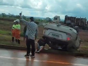 Motorista capota carro e dois ficam feridos na BR-364 em Juscimeira-MT