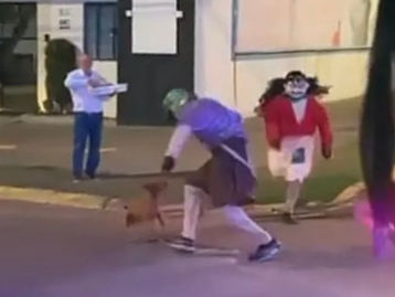 'Caramelo' tenta morder figurante da Carreta Furacão durante passeio em Rondonópolis-MT