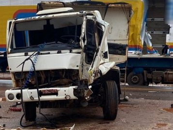 Dois caminhões batem em rodovia e motorista fica ferido em MT