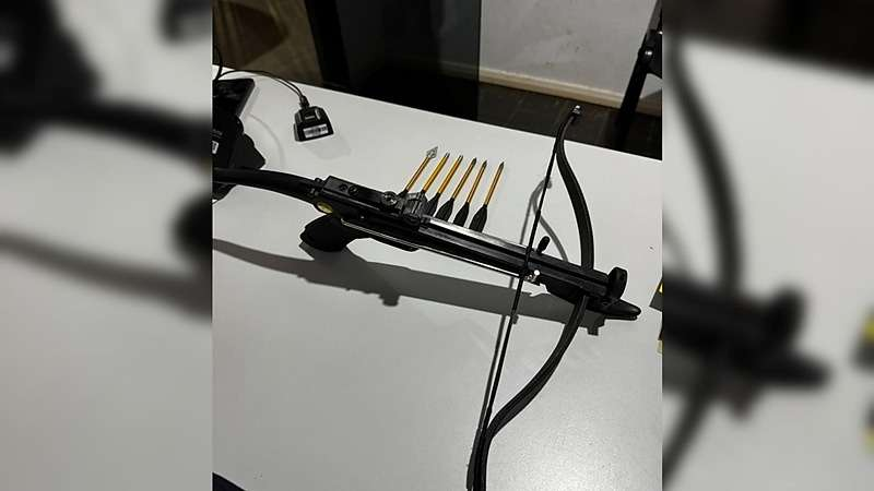 Homem usa "arco e flecha" para tentar matar mulher em briga em MT
