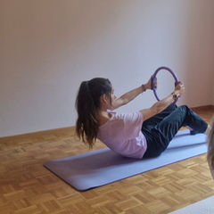 Travail des abdominaux profonds séance de Pilates à Plan-les-Ouates