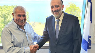 האם אריה דרעי בודק אם בועז יוסף מגשים את חלומה של ש"ס
