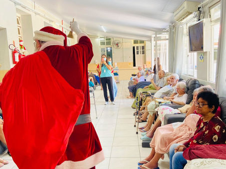Campanha do Itajaí Shopping entrega presentes de Natal para 90 idosos do Asilo Dom Bosco