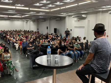 Palestra do poeta Bráulio Bessa marca abertura oficial do ano letivo em Itapema