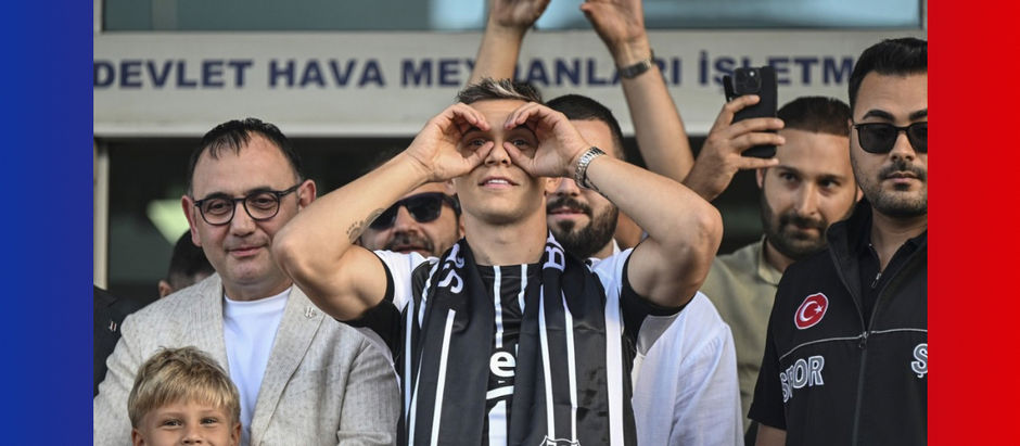 Leandro Trossard has completed his โฌ18m move to Besiktas from Premier League champions Arsenal.